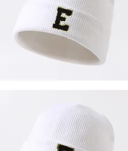 Weiß Strickmütze mit besticktem Buchstaben E, warme Wintermütze für Herren und Damen draußen.