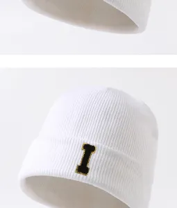 Weiße Strickmütze Detailaufnahme mit stilvollem gesticktem schwarzen Buchstaben I ideal.