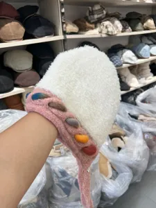 Bonnet tricoté duveteux style japonais avec pompons colorés en peluche et franges chaudes hiver