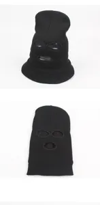Dettaglio passamontagna nero lavorato a maglia inverno, maschera sci antivento per ciclismo.