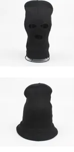 Vista dettagliata del passamontagna in maglia nera, che mostra il design a tre fori.