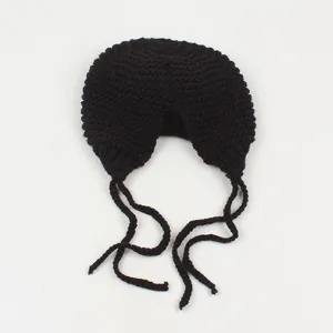 Vista detallada del gorro de punto negro con orejeras y textura de lana acogedora.