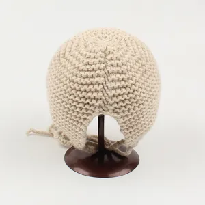 Gorro de punto beige con orejeras y cordones, gorro de invierno cálido y cómodo.