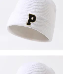 Modische weiße Strickmütze mit stylischem Buchstaben P Patch, warme Wintermütze.