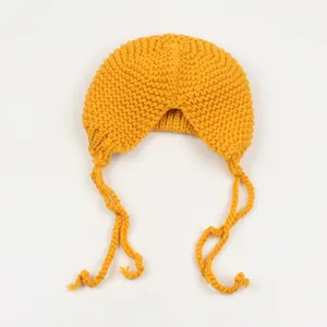 Gorro de punto amarillo con orejeras, lindo gorro de invierno cálido para mujeres y niñas al aire libre.
