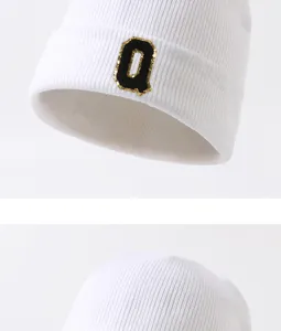 Weiße Strickmütze mit Buchstaben Q Stickerei, warme Wintermütze für Outdoor Streetwear.