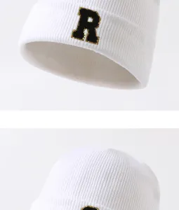 Weiß gestrickte Mütze mit schwarz-goldenem Buchstaben R, warmer Winter-Streetwear-Hut für Herren.