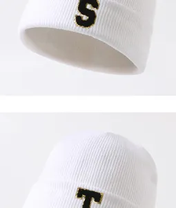 Nahaufnahme von weißem Strickmütze Detail mit besticktem Buchstaben Design, Winterkappe.