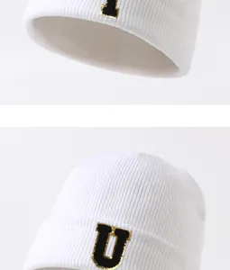 Weiße Strickmütze mit Buchstabenstickerei, warme Winterkopfbedeckung, Streetwear.