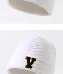 Weißer Strickbeanie mit V-Buchstaben-Stickerei, warme Wintermütze für Outdoor-Streetwear.