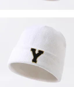Weißer Strickmütze Beanie mit schwarzer goldgerandeter Buchstaben Y Stickerei für den Alltag.
