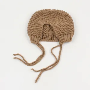 Gorro de punto marrón para mujer, lindo gorro cálido de invierno con orejeras y cintas trenzadas.