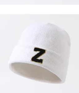 Weisse gestrickte Mütze Winter warme Beanie mit schwarz goldener Z Stickerei Mode