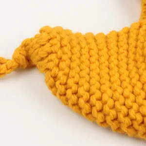 Detalle de textura de gorro de punto amarillo, primer plano superficie gorro lana.