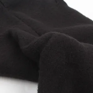 Primo piano texture passamontagna pile nero, abbigliamento termico antivento per esterno.