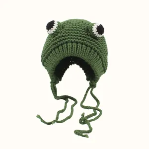 Lindo gorro de punto de ganchillo de rana verde con orejeras para mujeres invierno cálido.