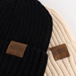 Winter warme gebreide muts zwart en wit gezellig casual koppel stijlvol mode accessoire