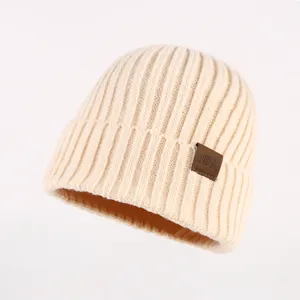 Beige gebreide muts voor dames, herfst winter casual warme ribbelschedelmuts met leren label.