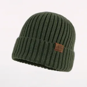 Donkergroene geribbelde gebreide muts winter warme casual hoed met lederen patch dames.