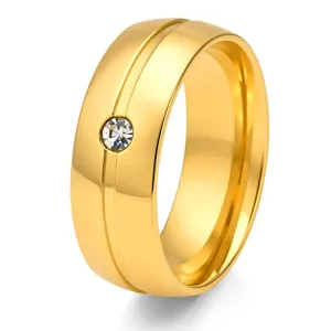 Détail de la bague en acier titane doré poli avec une seule pierre de cristal