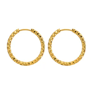 Par de pendientes de aro de acero inoxidable dorado con acabado de corte diamante