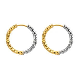Detalle de pendientes de aro bicolor de acero inoxidable con textura de corte diamante
