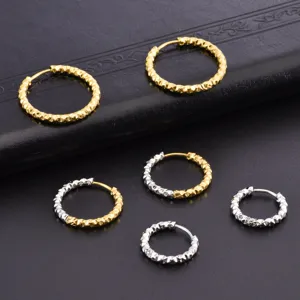 Vista detallada de pendientes de aro de acero inoxidable con corte de diamante oro y plata