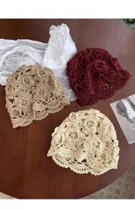 Nahaufnahme Details von japanischen handgemachten Häkelstrick Mützen in drei klassischen Farben.