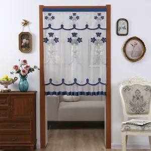 Detalle de escena de la cortina de puerta de malla de doble capa con bordado floral.