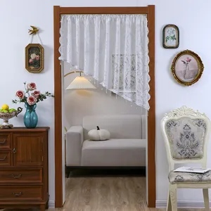 Λεπτομερής όψη της λευκής κουρτίνας πόρτας από δαντέλα, κομψή μισή κουρτίνα για το σπίτι.
