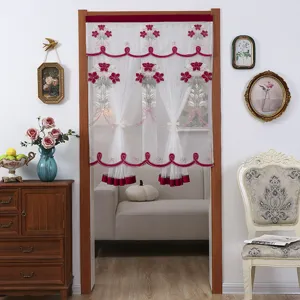 Cortina de puerta transparente doble con bordado floral rojo, elegante separador de ambientes.