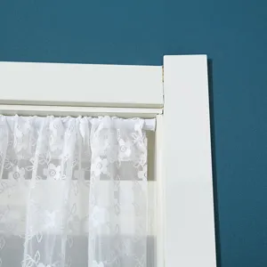 Λεπτομέρεια λευκής δαντελωτής κουρτίνας, διαφανής μισή κουρτίνα με σχέδιο λουλουδιών.