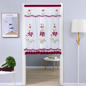 Cortina de puerta de malla doble con elegante bordado floral rojo y borde de encaje.
