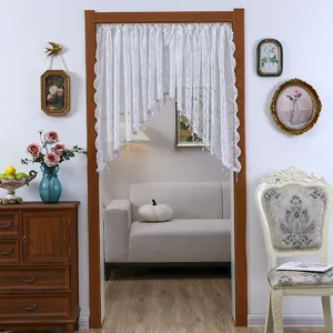 Λευκή δαντελωτή κουρτίνα πόρτας για ιδιωτικότητα υπνοδωματίου και διαχωριστικό με λουλούδια.