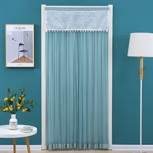 Rideau de porte en dentelle double couche bleu en détail, élégante cloison et moustiquaire.