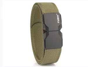Primo piano della cintura tattica in nylon verde oliva con fibbia a sgancio rapido e elastico