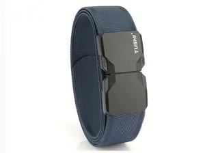 Dettaglio della cintura elastica intrecciata blu navy con fibbia a sgancio rapido