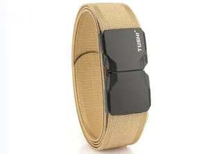 Vista dettagliata della cintura in nylon intrecciato elastico kaki con fibbia nera opaca