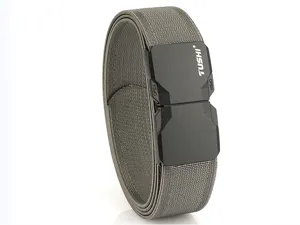 Dettaglio di una cintura elastica in nylon intrecciato grigio con fibbia nera
