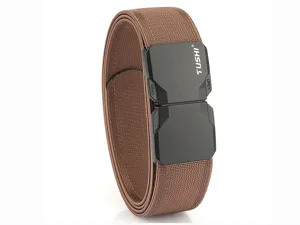 Dettaglio cintura in nylon intrecciato elastico marrone con fibbia tattica a sgancio rapido.
