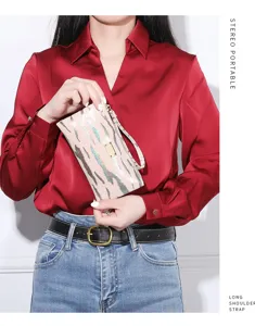 Detailansicht der modischen Damen Perlmutt Handtasche mit Handschlaufe und Metallverschluss.