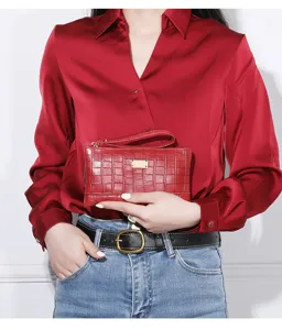 Nahaufnahme der roten Kroko-Muster Damen Handgelenktasche mit feiner Textur.