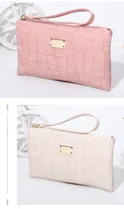 Modische Damen Kroko Muster Geldbörse Handtasche Clutch mit Handschlaufe und Metalldetail.