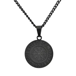Vue détaillée du pendentif boussole Viking noir mat avec runes nordiques gravées.