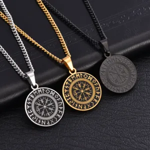 Vue détaillée des colliers boussole Vegvisir viking nordique en argent, or et noir mat poli.