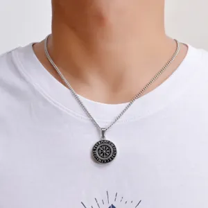 Vue détaillée du collier pendentif boussole runes vikings en acier inoxydable homme