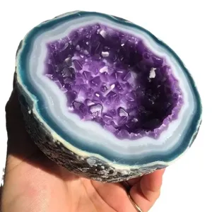 Detaillierte Makroansicht einer Amethyst-Geode-Aromatherapie-Harzkerze als Deko