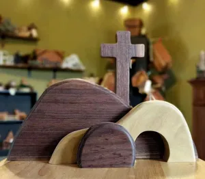 Vista detallada de la decoración de madera de Pascua con la tumba vacía y la cruz