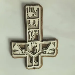 Vista de cerca de una cruz religiosa de madera multicapa con escenas del nacimiento