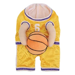 Detailansicht eines gelben Haustier-Basketballtrikots mit Plüsch-Basketball-Element